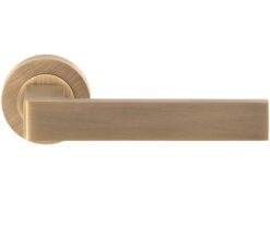 Sasso Door Handles On Round Rose, Antique Brass (sold in pairs)