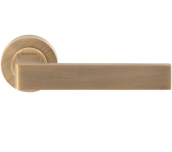 Sasso Door Handles On Round Rose, Antique Brass (sold in pairs)