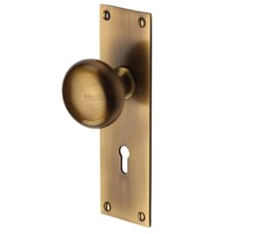 Heritage Brass Balmoral Low Profile Door Knobs On Backplate, Antique Brass (sold in pairs)